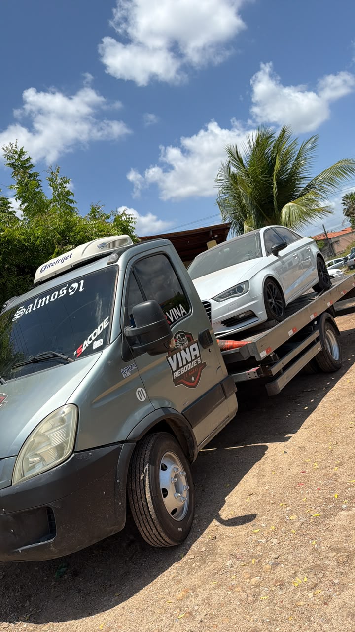 Guincho da Vina Reboques transportando um sedan branco