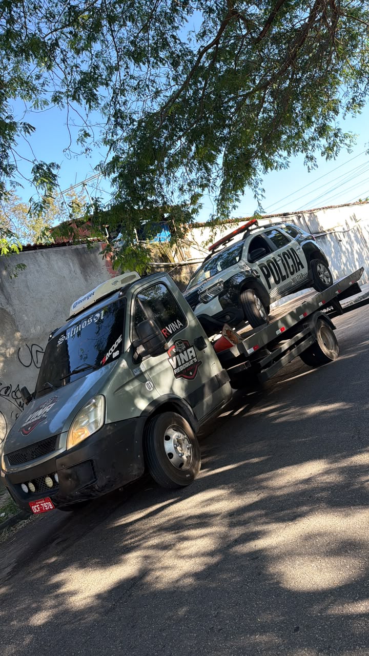 Guincho da Vina Reboques transportando uma viatura policial