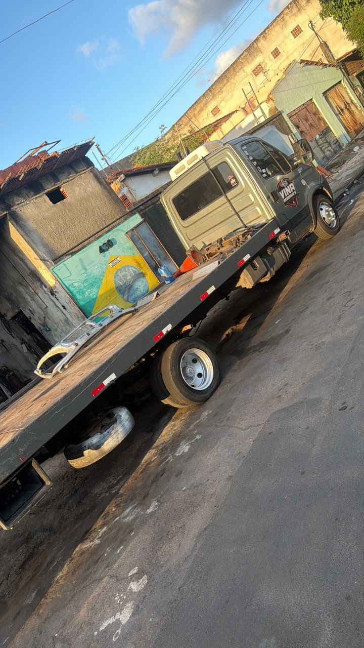 Guincho prancha da Vina Reboques pronto para atendimento em rua no fim da tarde