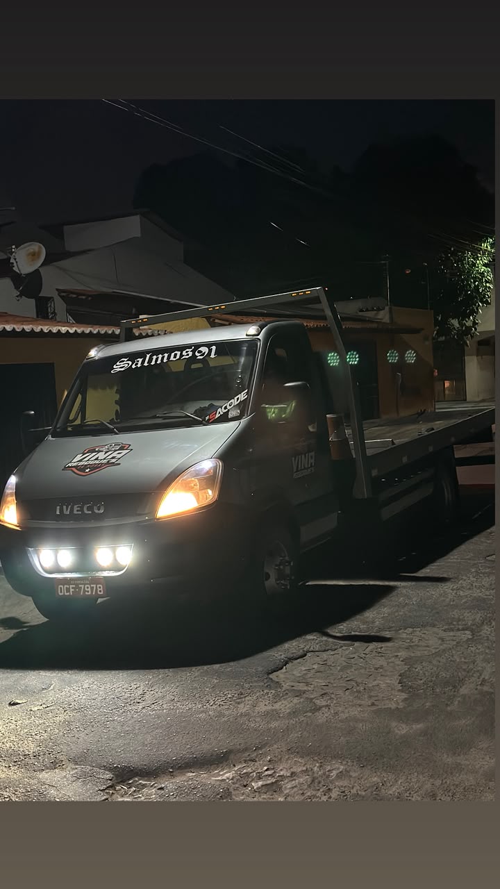 Guincho da Vina Reboques em atendimento durante a noite